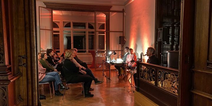 Literarischer Salon mit mit Dominik Dombrowski und Simone Scharbert, musikalisch begleitet von Klaus Wegener