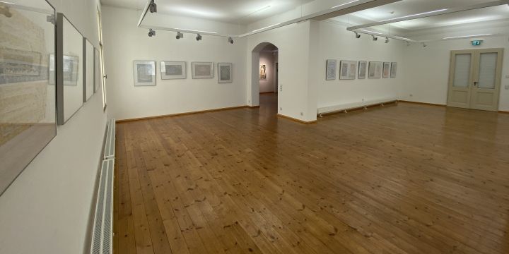 leerer Ausstellungsraum, mit gerahmten Kalligrafien an den Wänden