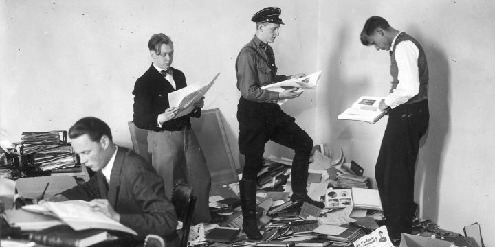 Schwarz-Weiß Foto, 3 Männer, viele Bücher