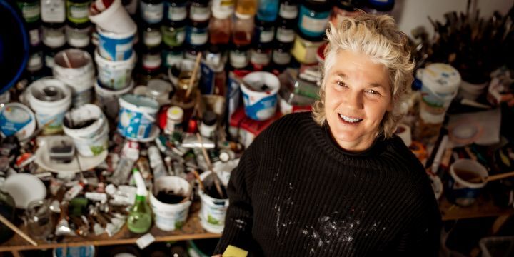 Porträtaufnahme, Frau, kurze Haare, Atelier