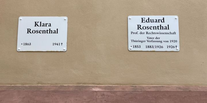 Gedenktafeln schwarz weiß, Geburts- und Todestage Clara und Eduard Rosenthal