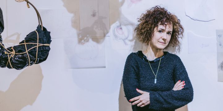 Porträtaufnahme, Frau, lockige Haare