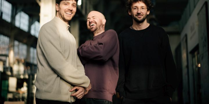 3 Personen nebeneinander, Gruppenbild, Band, bunt