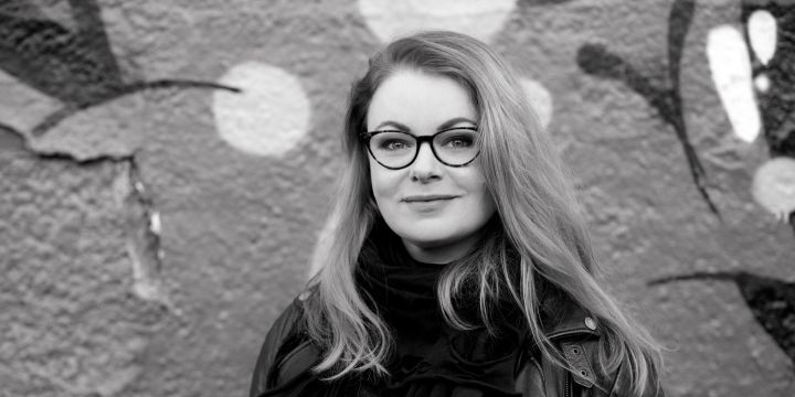 Porträt schwarz weiß Frau mit Brille und langen Haaren