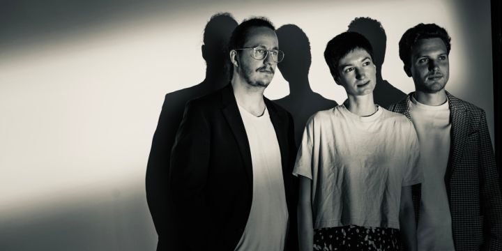 Schwarz-Weiß Foto, 3 Personen, eine Frau und zwei Männer