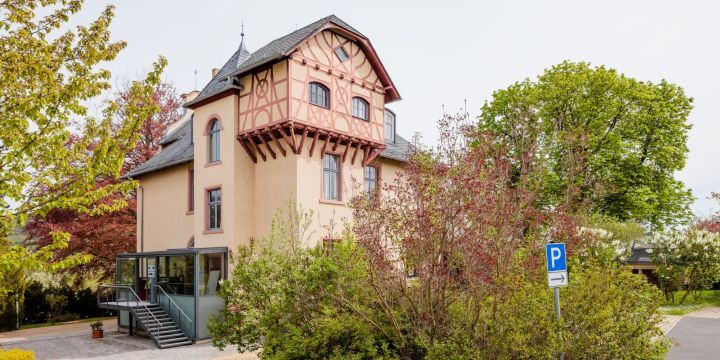 Villa Rosenthal Jena, Außenansicht Haus mit Einfahrt