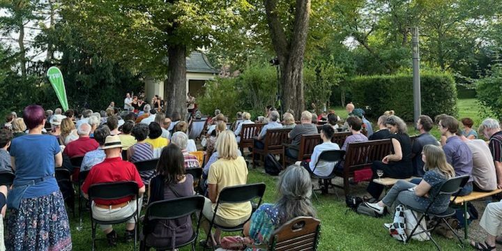 Menschen sitzend während eines Konzerts im Garten der Villa Rosenthal Jena